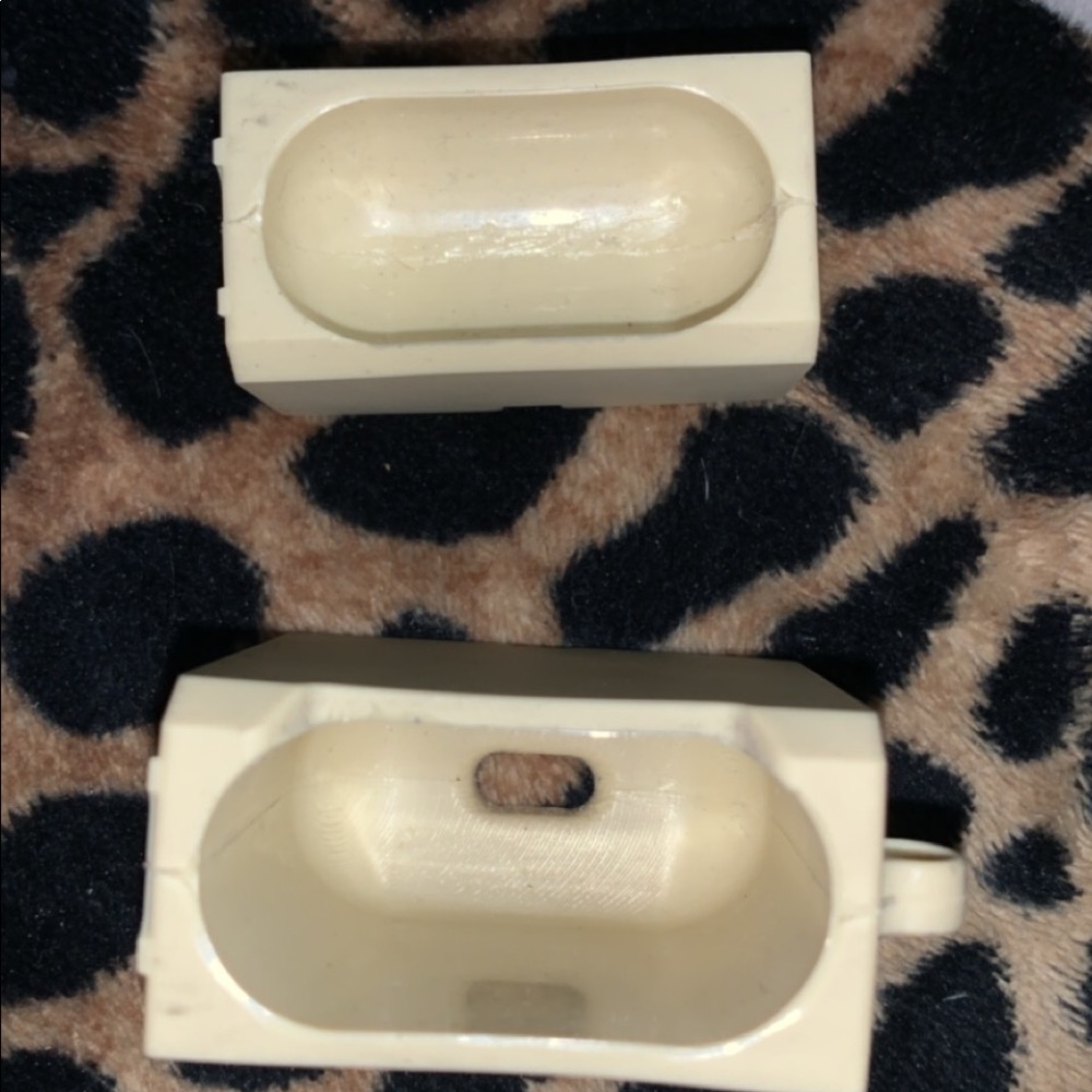 airpod case - Picture 3 of 4